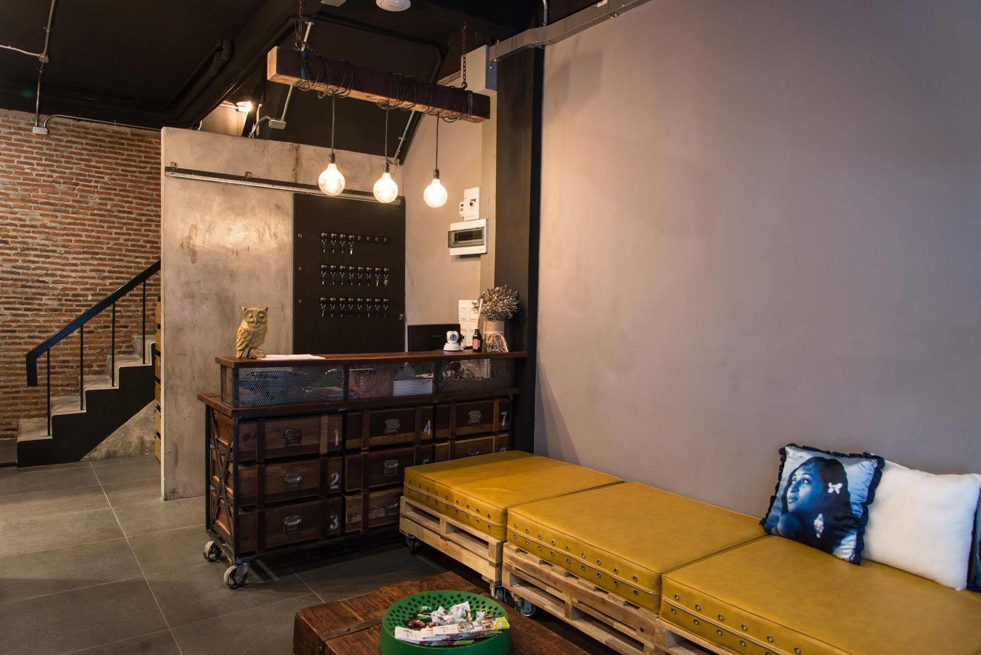 Nap@Pan Hostel Silom Бангкок Экстерьер фото